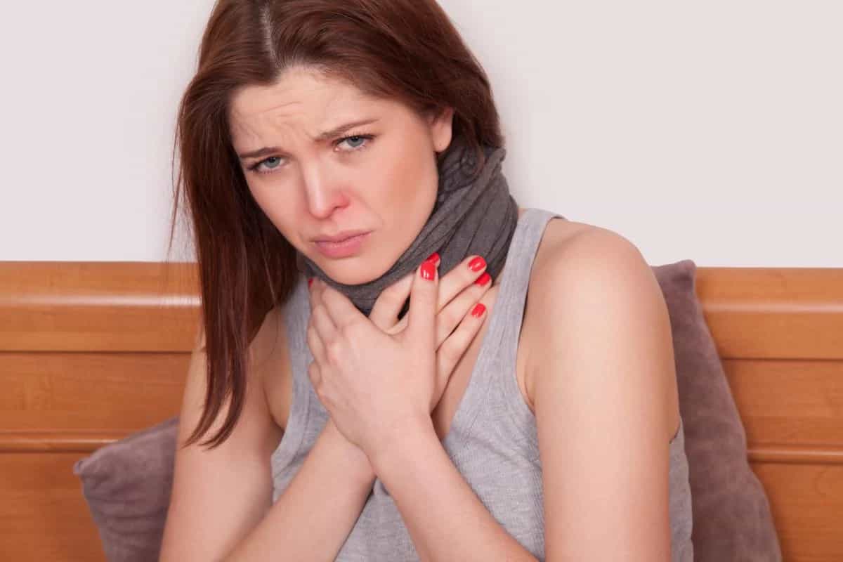 Експерти розібрались, чи допомагає полоскання горла солоною водою полегшити біль